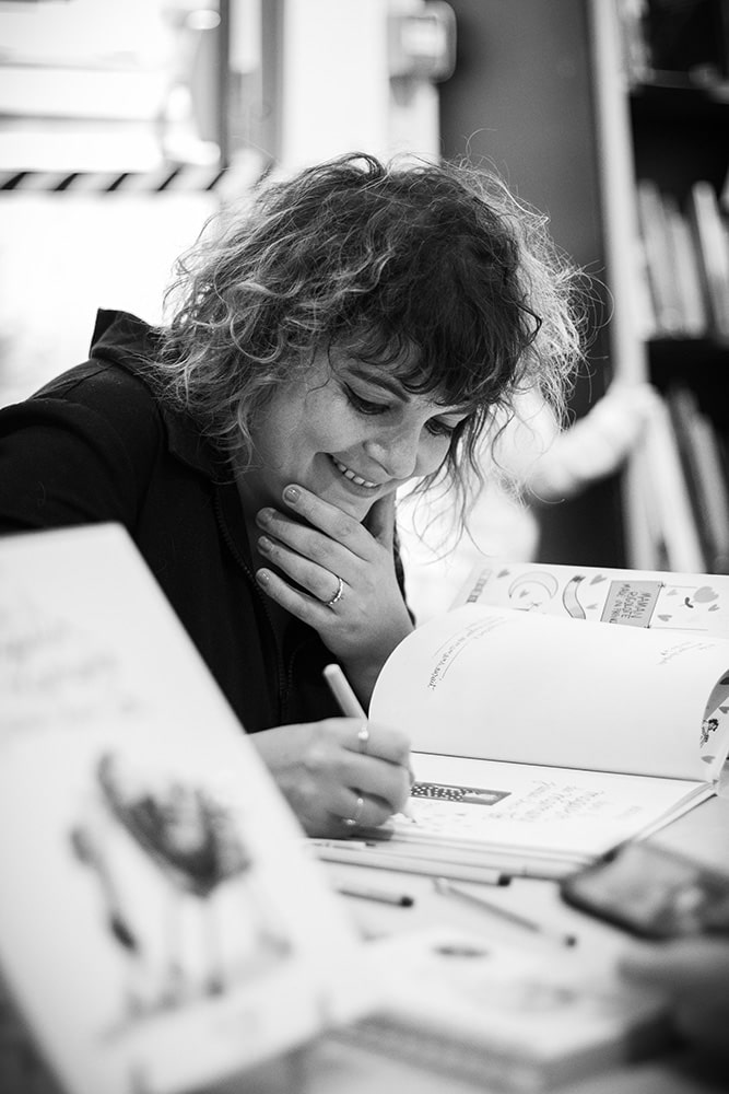 Mathou illustratrice bande dessinée BD auteure dédicace librairie Contact angers photographe portrait reportage