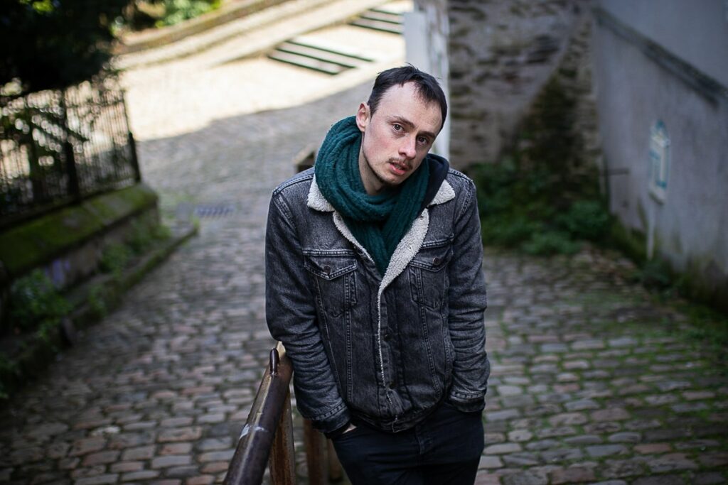 Thibault Rollet Tendre Plume Folk guitariste musicien Angers When In Dublin le gentil végétarien qui ne voulait convaincre personne cathédrale montée saint maurice photographe angers