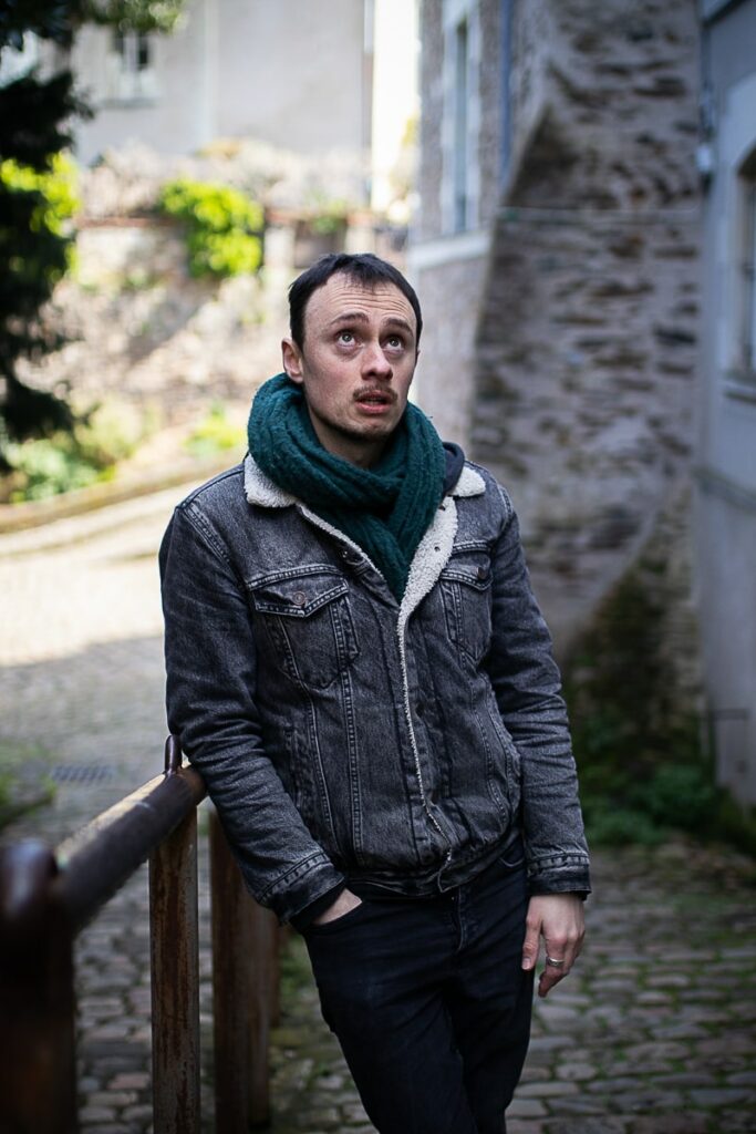 Thibault Rollet Tendre Plume Folk guitariste musicien Angers When In Dublin le gentil végétarien qui ne voulait convaincre personne cathédrale montée saint maurice photographe angers