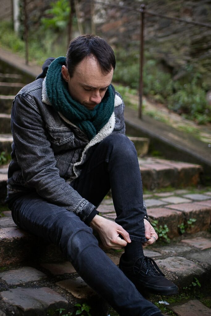 Thibault Rollet Tendre Plume Folk guitariste musicien Angers When In Dublin le gentil végétarien qui ne voulait convaincre personne cathédrale montée saint maurice photographe angers