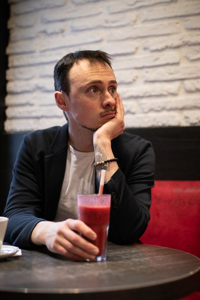 Thibault Rollet Tendre Plume Folk guitariste musicien Angers When In Dublin le gentil végétarien qui ne voulait convaincre personne cafe etienne coffee shop centre ville angers photographe