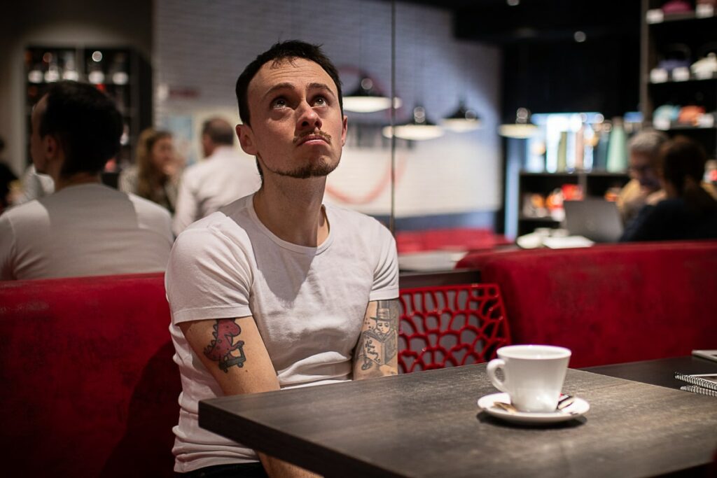 Thibault Rollet Tendre Plume Folk guitariste musicien Angers When In Dublin le gentil végétarien qui ne voulait convaincre personne cafe etienne coffee shop centre ville angers photographe