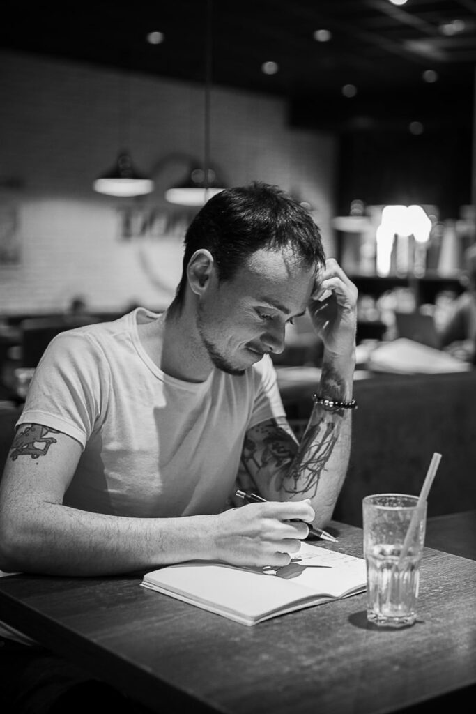 Thibault Rollet Tendre Plume Folk guitariste musicien Angers When In Dublin le gentil végétarien qui ne voulait convaincre personne cafe etienne coffee shop centre ville angers photographe