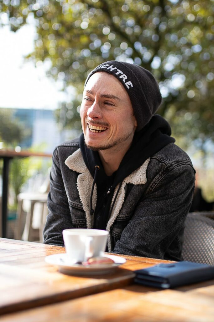 Thibault Rollet Tendre Plume Folk guitariste musicien Angers When In Dublin le gentil végétarien qui ne voulait convaincre personne cafe barn'co Bar N Co place gare angers photographe angers