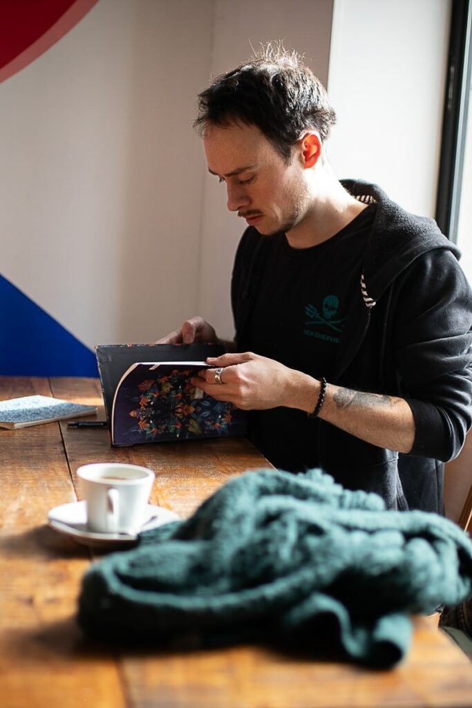 Thibault Rollet Tendre Plume Folk guitariste musicien Angers When In Dublin le gentil végétarien qui ne voulait convaincre personne cafe barn'co Bar N Co place gare angers photographe angers