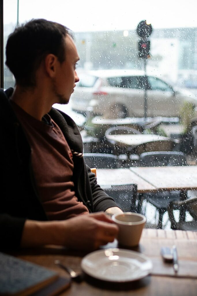 Thibault Rollet Tendre Plume Folk guitariste musicien Angers When In Dublin le gentil végétarien qui ne voulait convaincre personne cafe barn'co Bar N Co place gare angers photographe angers