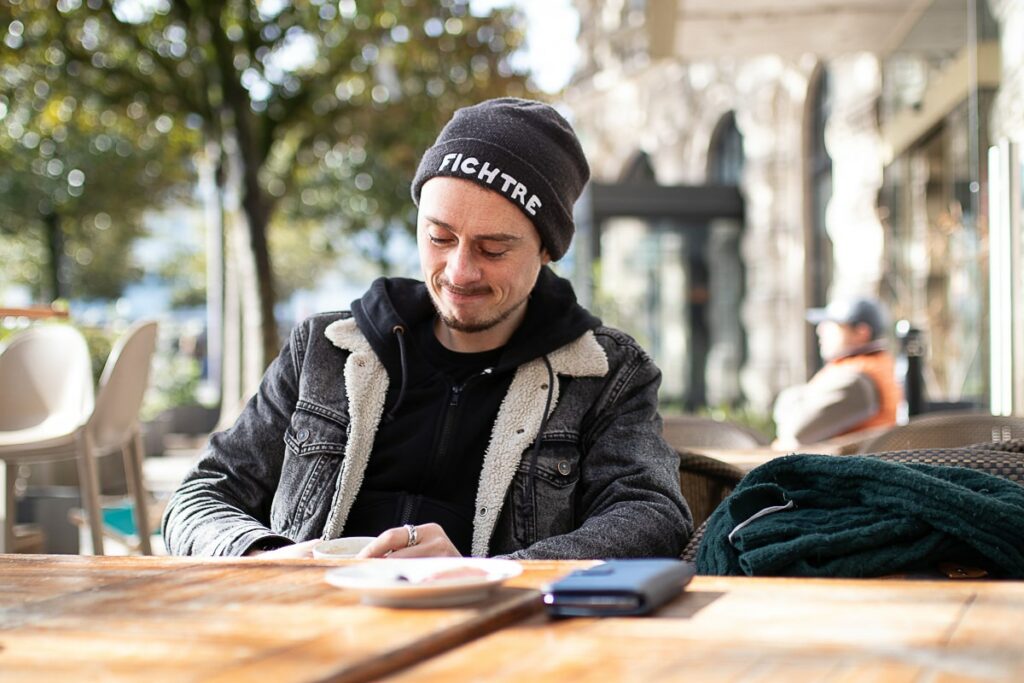 Thibault Rollet Tendre Plume Folk guitariste musicien Angers When In Dublin le gentil végétarien qui ne voulait convaincre personne cafe barn'co Bar N Co place gare angers photographe angers