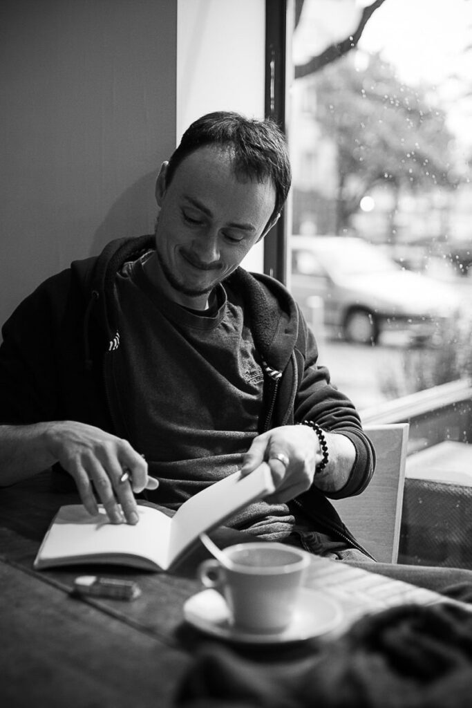 Thibault Rollet Tendre Plume Folk guitariste musicien Angers When In Dublin le gentil végétarien qui ne voulait convaincre personne cafe barn'co Bar N Co place gare angers photographe angers