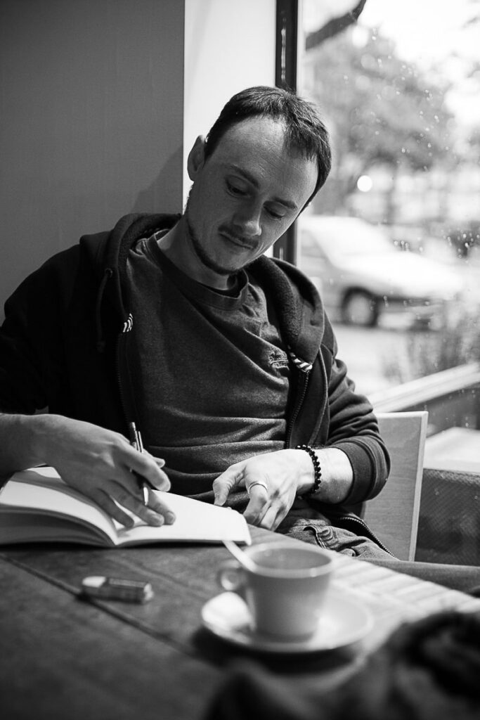 Thibault Rollet Tendre Plume Folk guitariste musicien Angers When In Dublin le gentil végétarien qui ne voulait convaincre personne cafe barn'co Bar N Co place gare angers photographe angers