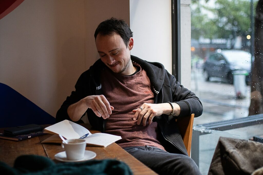 Thibault Rollet Tendre Plume Folk guitariste musicien Angers When In Dublin le gentil végétarien qui ne voulait convaincre personne cafe barn'co Bar N Co place gare angers photographe angers