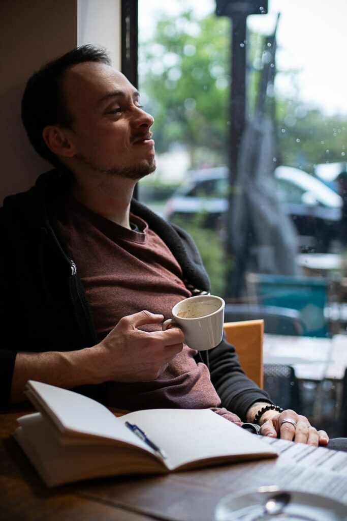 Thibault Rollet Tendre Plume Folk guitariste musicien Angers When In Dublin le gentil végétarien qui ne voulait convaincre personne cafe barn'co Bar N Co place gare angers photographe angers