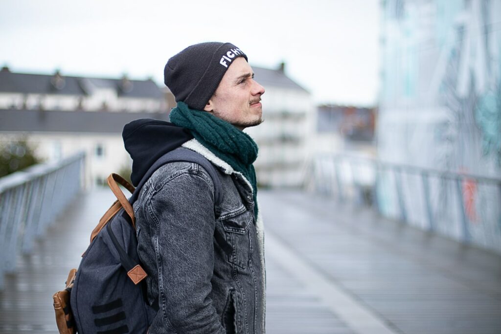 Thibault Rollet Tendre Plume Folk guitariste musicien Angers When In Dublin le gentil végétarien qui ne voulait convaincre personne passerelle gare fresque studio katra angers photographe