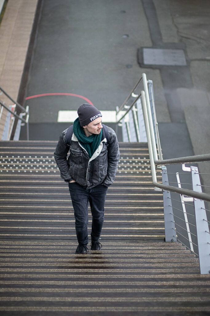 Thibault Rollet Tendre Plume Folk guitariste musicien Angers When In Dublin le gentil végétarien qui ne voulait convaincre personne passerelle gare angers photographe