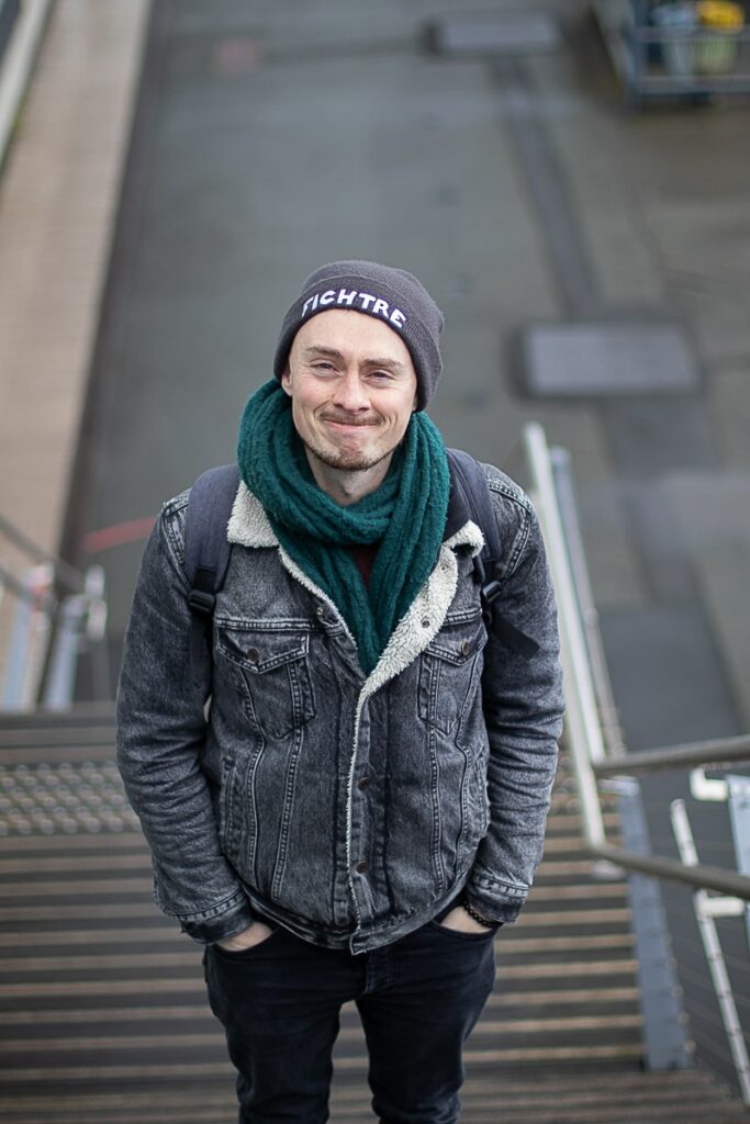 Thibault Rollet Tendre Plume Folk guitariste musicien Angers When In Dublin le gentil végétarien qui ne voulait convaincre personne passerelle gare angers photographe