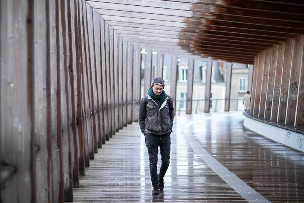 Thibault Rollet Tendre Plume Folk guitariste musicien Angers When In Dublin le gentil végétarien qui ne voulait convaincre personne passerelle gare angers photographe