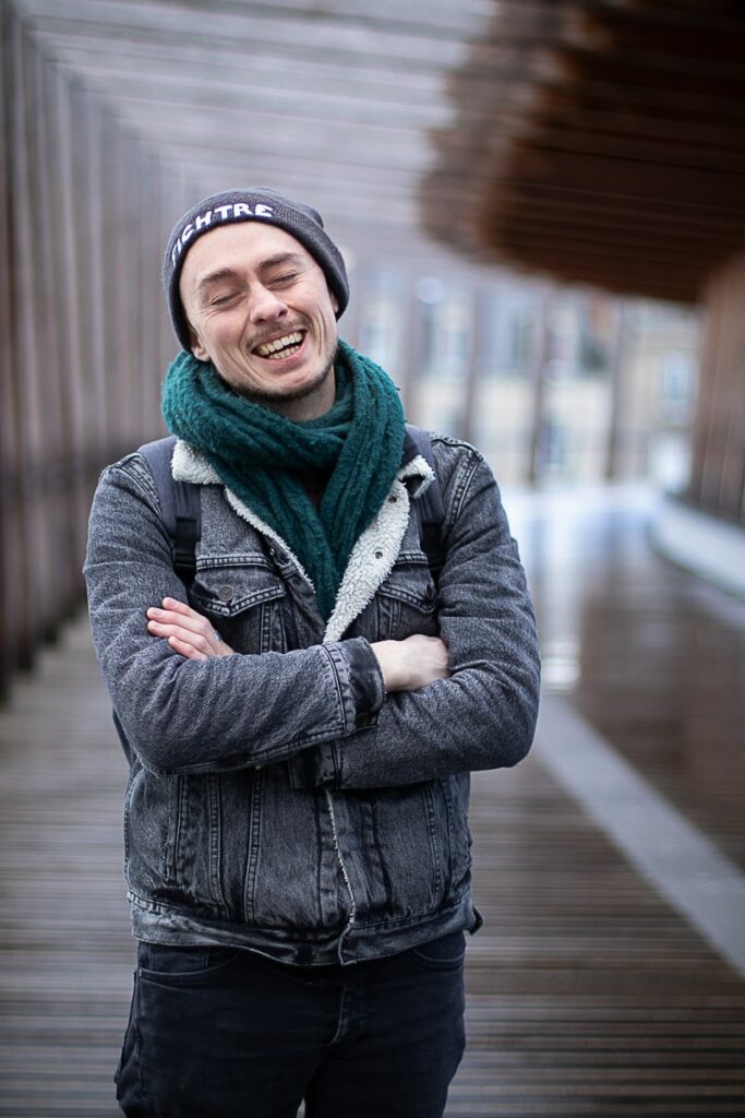 Thibault Rollet Tendre Plume Folk guitariste musicien Angers When In Dublin le gentil végétarien qui ne voulait convaincre personne passerelle gare angers photographe