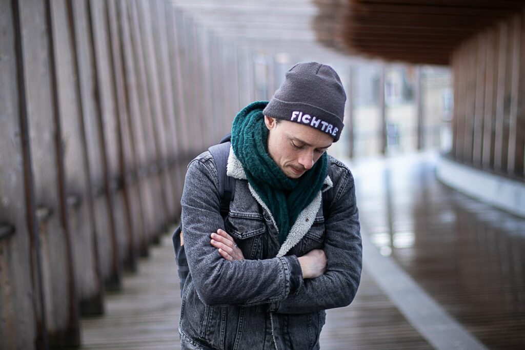 Thibault Rollet Tendre Plume Folk guitariste musicien Angers When In Dublin le gentil végétarien qui ne voulait convaincre personne passerelle gare angers photographe