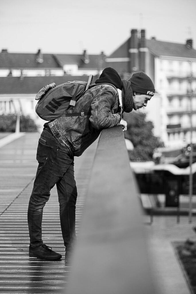 Thibault Rollet Tendre Plume Folk guitariste musicien Angers When In Dublin le gentil végétarien qui ne voulait convaincre personne passerelle gare angers photographe