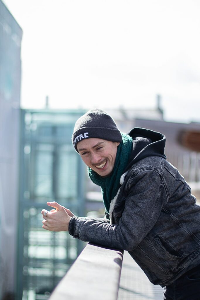 Thibault Rollet Tendre Plume Folk guitariste musicien Angers When In Dublin le gentil végétarien qui ne voulait convaincre personne passerelle gare angers photographe