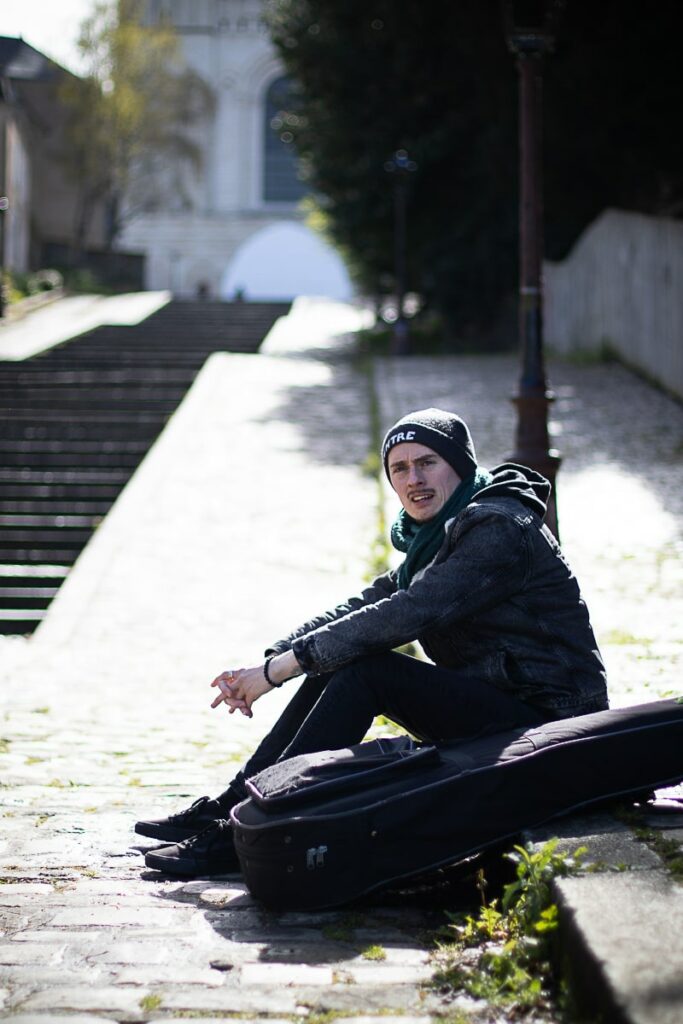 Thibault Rollet Tendre Plume Folk guitariste musicien Angers When In Dublin le gentil végétarien qui ne voulait convaincre personne cathédrale montée saint maurice photographe angers