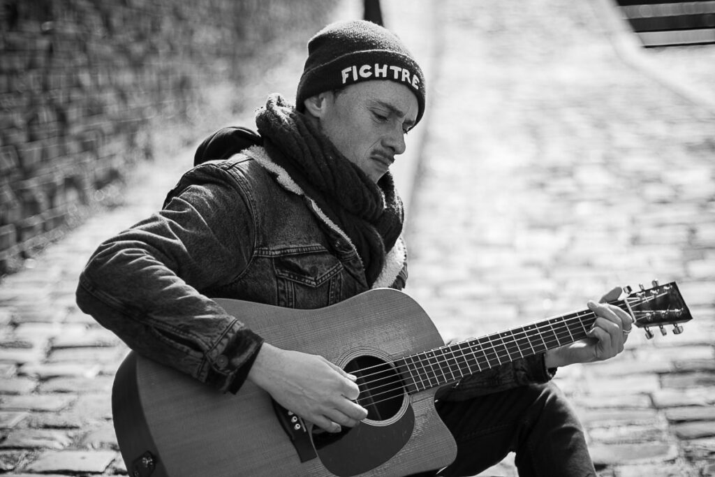 Thibault Rollet Tendre Plume Folk guitariste musicien Angers When In Dublin le gentil végétarien qui ne voulait convaincre personne cathédrale montée saint maurice photographe angers