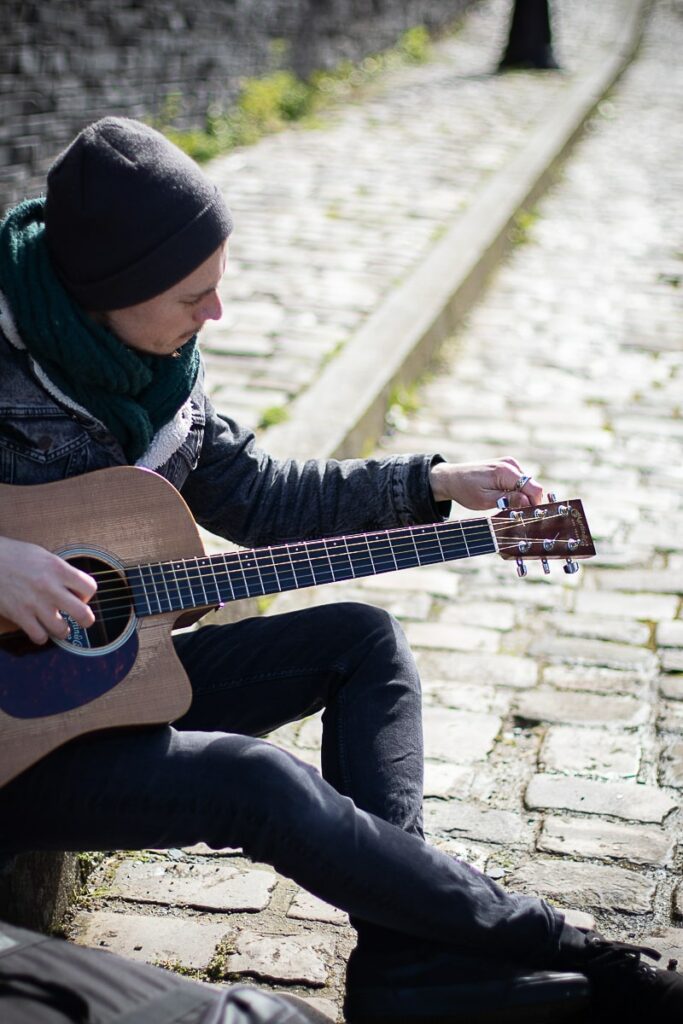 Thibault Rollet Tendre Plume Folk guitariste musicien Angers When In Dublin le gentil végétarien qui ne voulait convaincre personne cathédrale montée saint maurice photographe angers