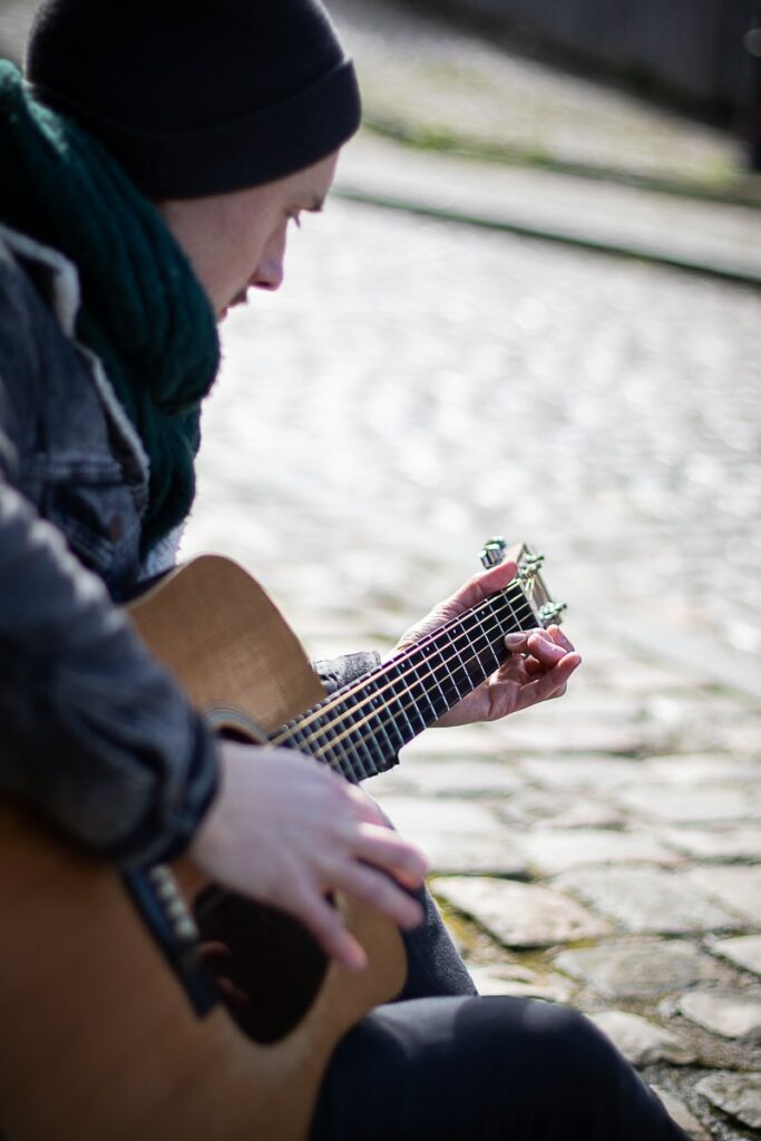 Thibault Rollet Tendre Plume Folk guitariste musicien Angers When In Dublin le gentil végétarien qui ne voulait convaincre personne cathédrale montée saint maurice photographe angers