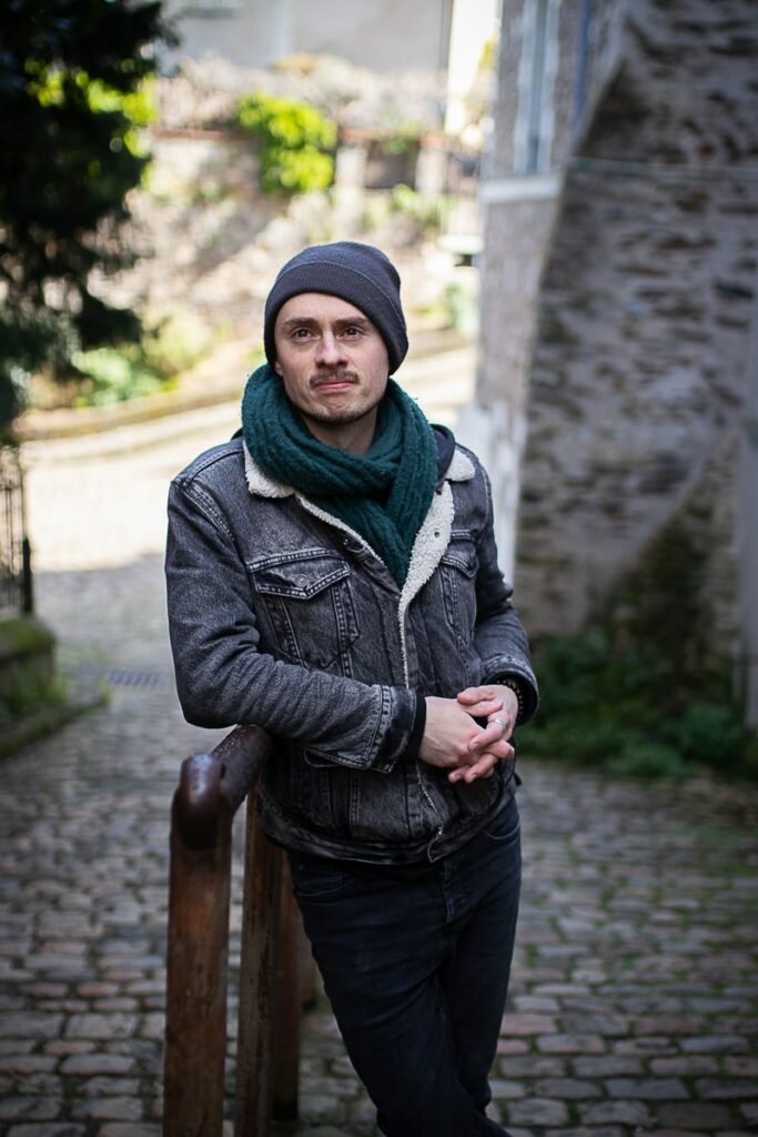 Thibault Rollet Tendre Plume Folk guitariste musicien Angers When In Dublin le gentil végétarien qui ne voulait convaincre personne cathédrale montée saint maurice photographe angers