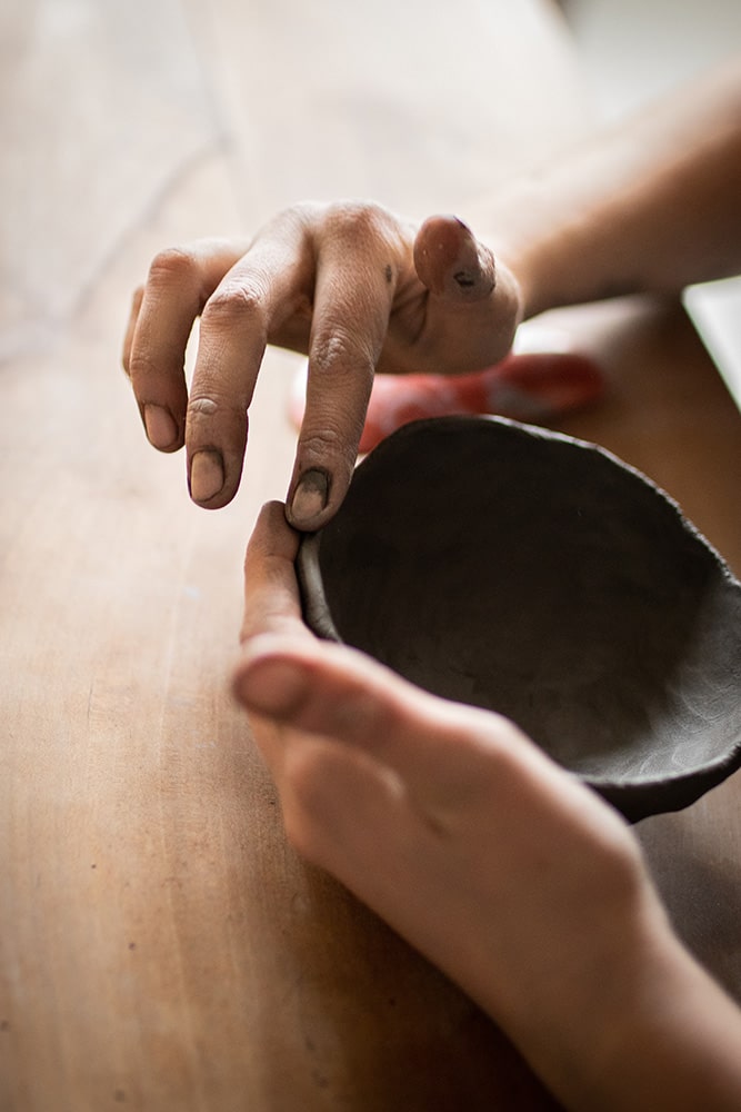 Les mains de Manon Renault, céramiste près de Doué en Anjou et Saumur, en train de confectionner ses pièces en céramique artisanale, photographiée dans son atelier par Margot Vincent alias Margotine Photographies, photographe près d'Angers dans le maine-et-loire