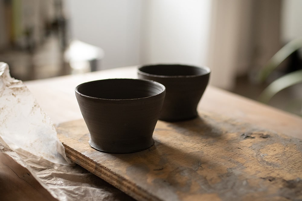 Pièces de céramique artisanales en cours de séchage, réalisées par Manon Renault, céramiste près de Doué en Anjou et Saumur photographiées par Margot Vincent alias Margotine Photographies, photographe près d'Angers dans le maine-et-loire