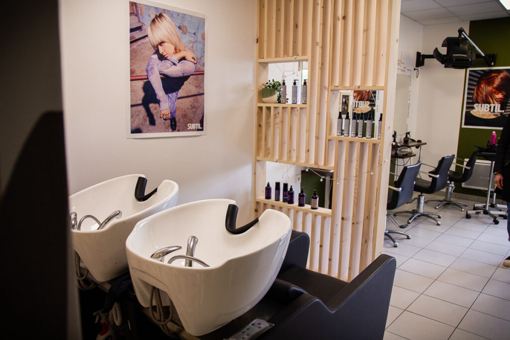 Le Salon d'Anna, salon de coiffure à St Clément de la Place dans le maine-et-loire (49), photographié par Margot VINCENT (Margotine Photographies) photographe de portrait et reportage au naturel pour les professionnels comme les particuliers près d'Angers.