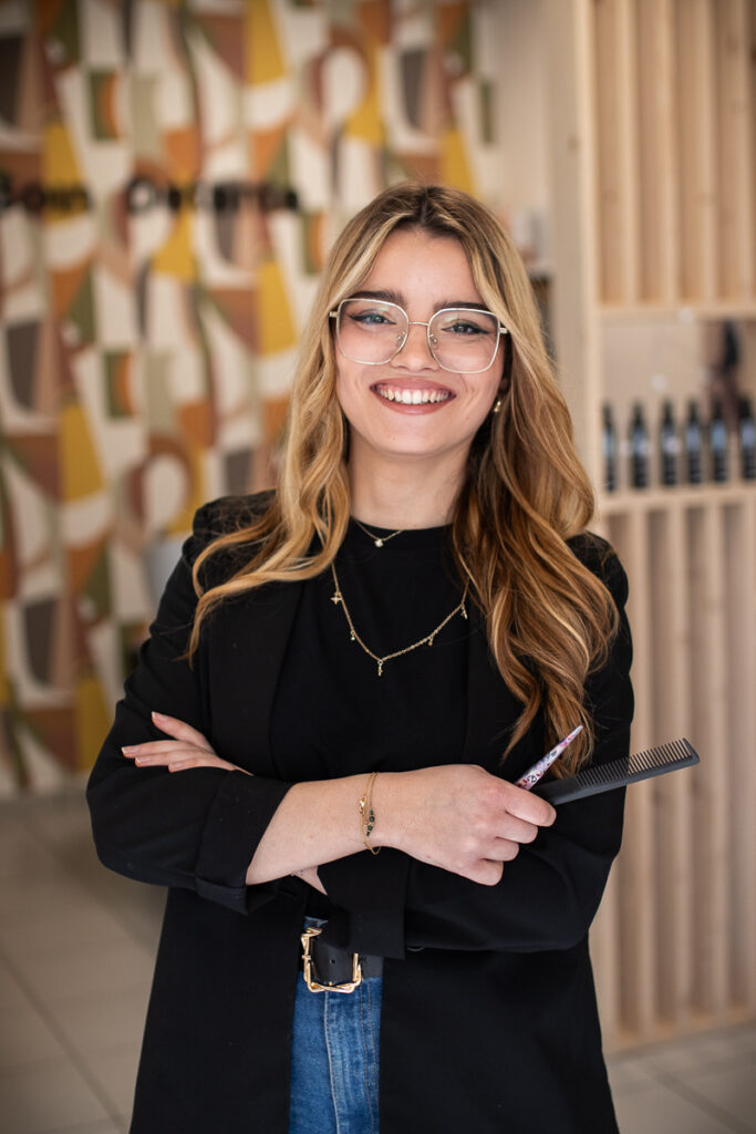 Charlotte, coiffeuse au Salon d'Anna, salon de coiffure à St Clément de la Place dans le maine-et-loire (49), photographié par Margot VINCENT (Margotine Photographies) photographe de portrait et reportage au naturel pour les professionnels comme les particuliers près d'Angers.