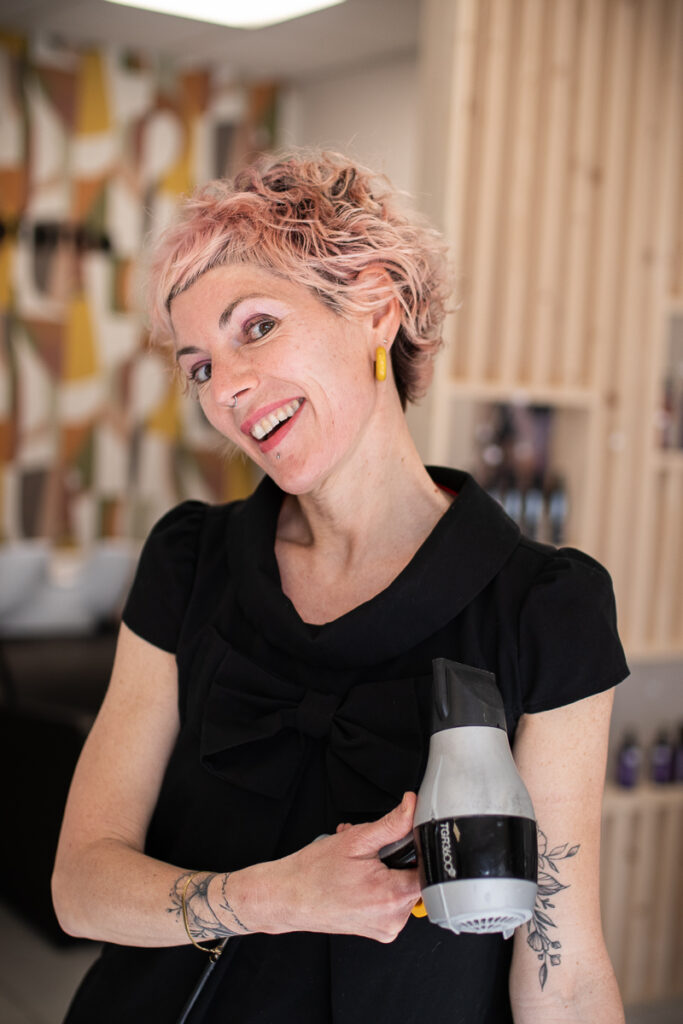 Annabelle Hamard, gérante du Salon d'Anna, salon de coiffure à St Clément de la Place dans le maine-et-loire (49), photographié par Margot VINCENT (Margotine Photographies) photographe de portrait et reportage au naturel pour les professionnels comme les particuliers près d'Angers.