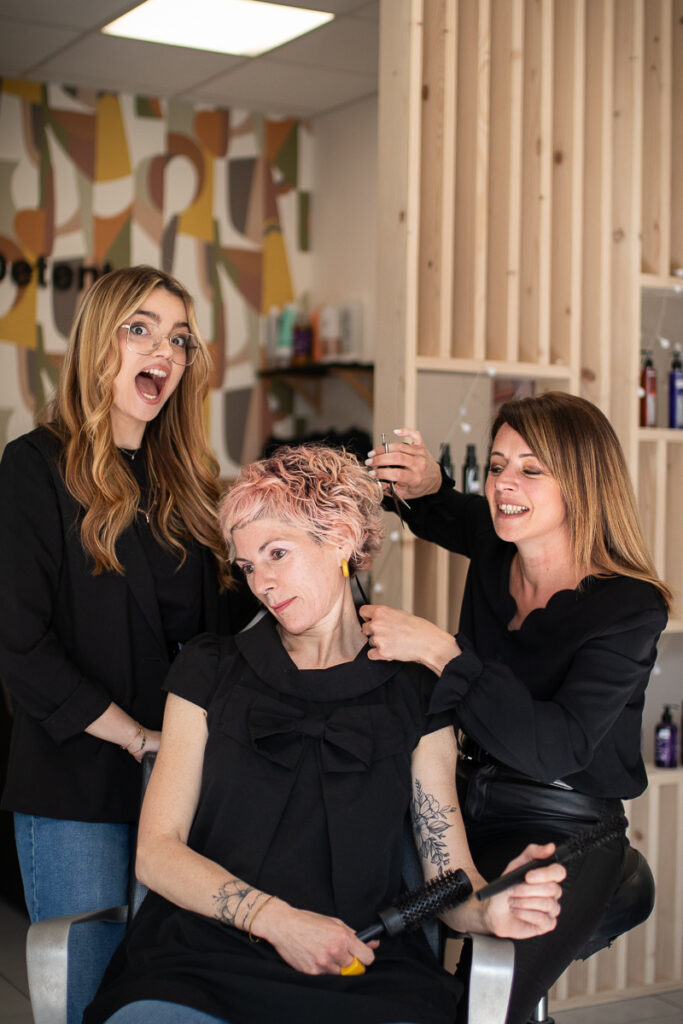 Portrait d'équipe au Salon d'Anna, salon de coiffure à St Clément de la Place dans le maine-et-loire (49), photographié par Margot VINCENT (Margotine Photographies) photographe de portrait et reportage au naturel pour les professionnels comme les particuliers près d'Angers.