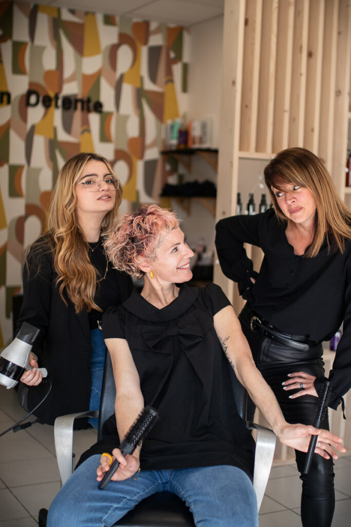 Portrait d'équipe au Salon d'Anna, salon de coiffure à St Clément de la Place dans le maine-et-loire (49), photographié par Margot VINCENT (Margotine Photographies) photographe de portrait et reportage au naturel pour les professionnels comme les particuliers près d'Angers.