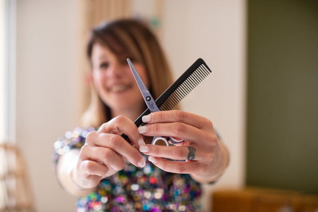 Le Salon d'Anna, salon de coiffure à St Clément de la Place dans le maine-et-loire (49), photographié par Margot VINCENT (Margotine Photographies) photographe de portrait et reportage au naturel pour les professionnels comme les particuliers près d'Angers.