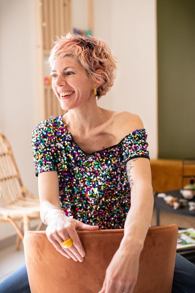 Annabelle Hamard, gérante du Salon d'Anna, salon de coiffure à St Clément de la Place dans le maine-et-loire (49), photographié par Margot VINCENT (Margotine Photographies) photographe de portrait et reportage au naturel pour les professionnels comme les particuliers près d'Angers.