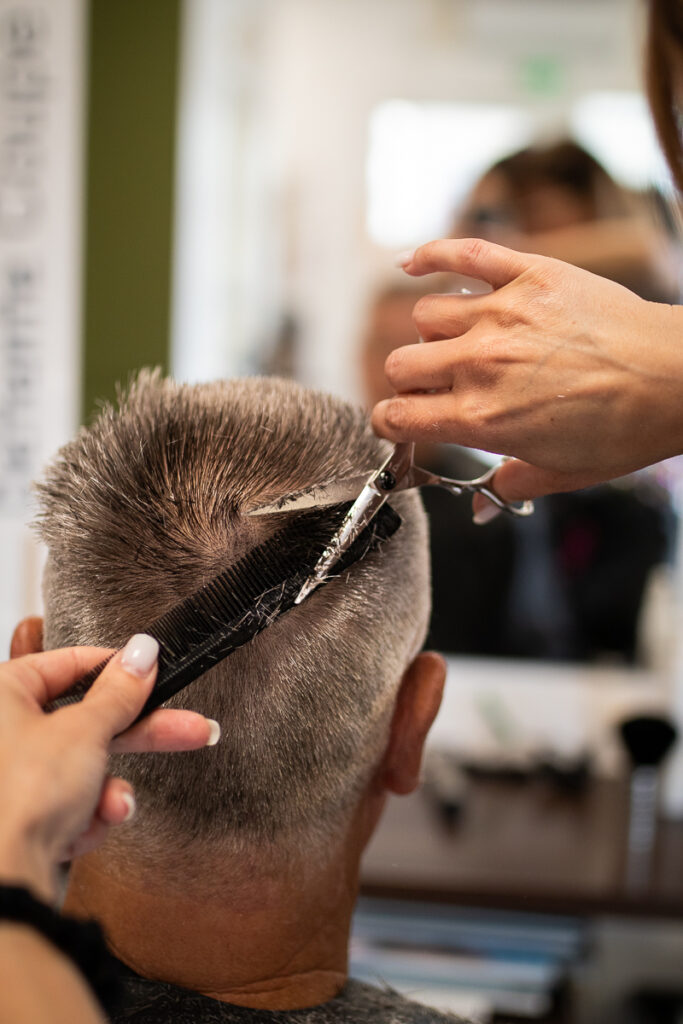 Le Salon d'Anna, salon de coiffure à St Clément de la Place dans le maine-et-loire (49), photographié par Margot VINCENT (Margotine Photographies) photographe de portrait et reportage au naturel pour les professionnels comme les particuliers près d'Angers.