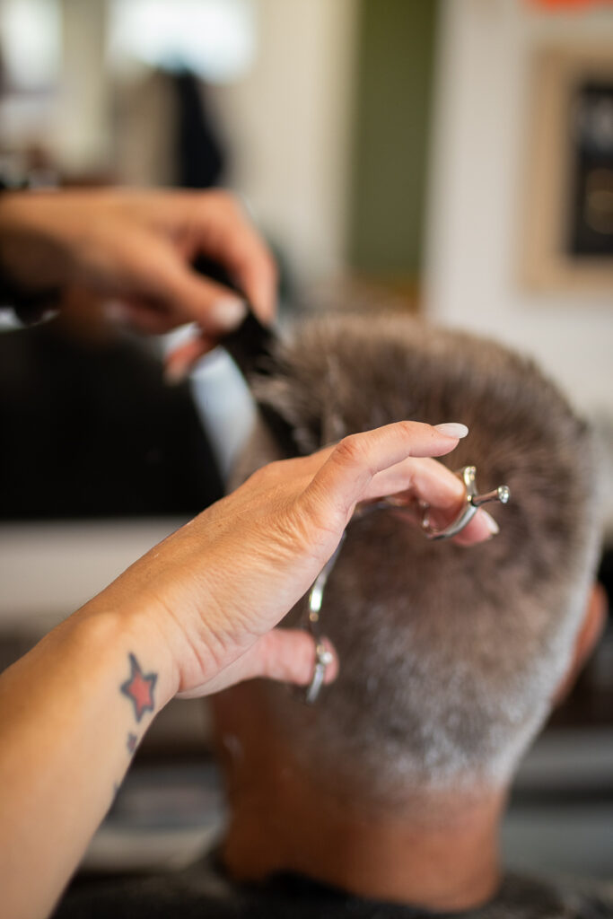 Le Salon d'Anna, salon de coiffure à St Clément de la Place dans le maine-et-loire (49), photographié par Margot VINCENT (Margotine Photographies) photographe de portrait et reportage au naturel pour les professionnels comme les particuliers près d'Angers.