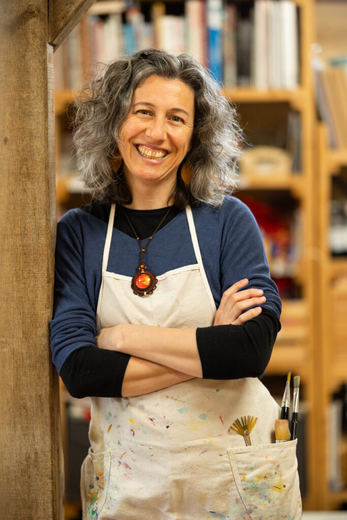 Shooting portrait professionnel pour Anne Peigné, dans son atelier le Champ Libre, art-thérapeute et psychologue dans le Maine-et-Loire (49) réalisé à Chazé sur Argos et photographié par Margot Vincent - Margotine Photographies, photographe au naturel pour les professionnels et les particuliers près d'Angers