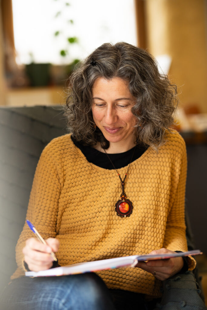 Shooting portrait professionnel pour Anne Peigné, dans son atelier le Champ Libre, art-thérapeute et psychologue dans le Maine-et-Loire (49) réalisé à Chazé sur Argos et photographié par Margot Vincent - Margotine Photographies, photographe au naturel pour les professionnels et les particuliers près d'Angers