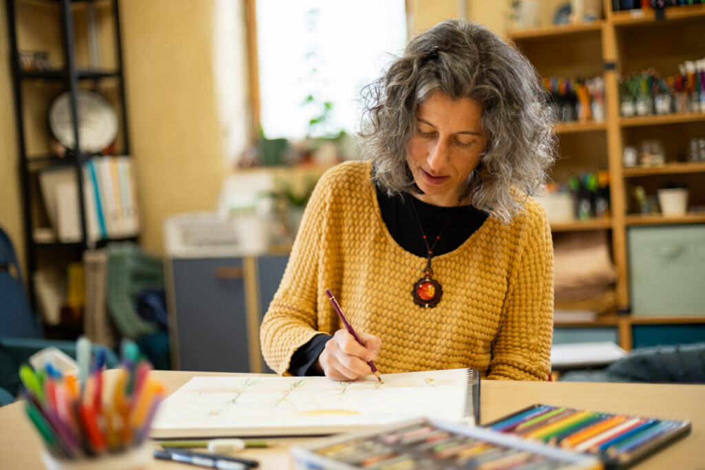 Shooting portrait professionnel pour Anne Peigné, dans son atelier le Champ Libre, art-thérapeute et psychologue dans le Maine-et-Loire (49) réalisé à Chazé sur Argos et photographié par Margot Vincent - Margotine Photographies, photographe au naturel pour les professionnels et les particuliers près d'Angers