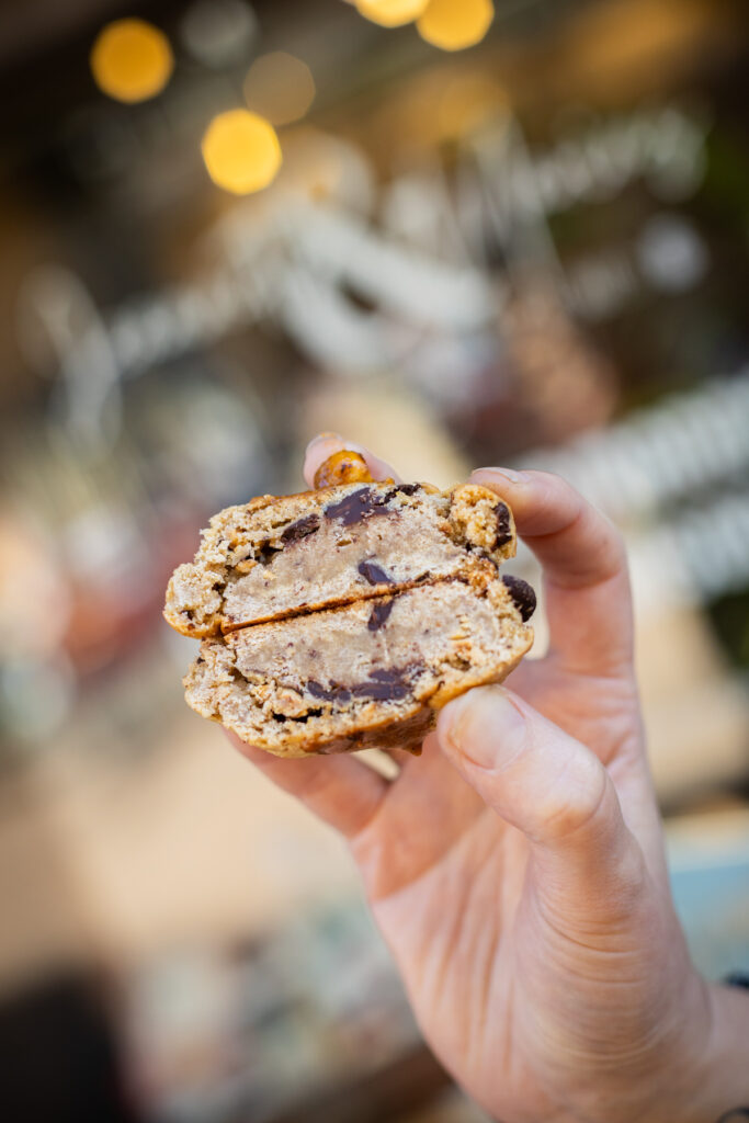 Photo détail des cookies - Shooting portrait et reportage photo professionnel pour Cécile, fondatrice de Jeannette et Marius Angers, productrice de cookies artisanaux, réalisé sur Angers Centre ville et photographié par Margot Vincent - Margotine Photographies, photographe au naturel pour les professionnels et les particuliers près d'Angers