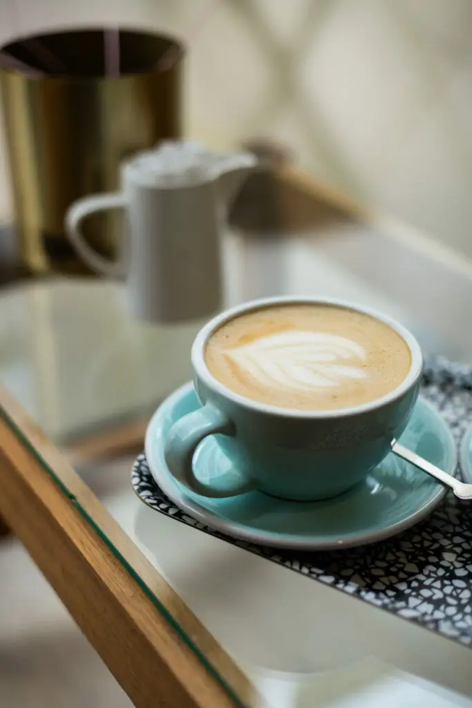 Jolie tasse de café photographiée à la Pépiterie, espace de coworking à Angers, lors du shooting portrait et reportage pour Emma Tissinier, photographiée par Margot Vincent alias Margotine Photographies, photographe de portrait et de reportage au naturel pour les professionnels et les particuliers près d'Angers