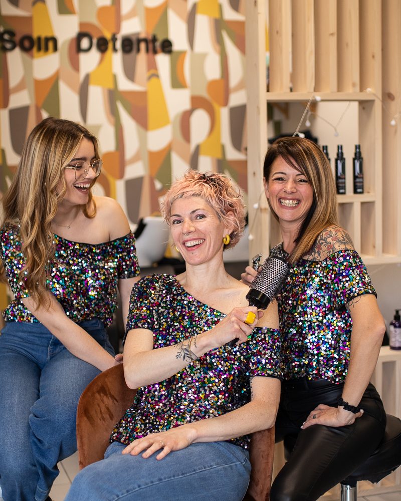 Portrait d'équipe au Salon d'Anna, salon de coiffure à St Clément de la Place dans le maine-et-loire (49), photographié par Margot VINCENT (Margotine Photographies) photographe de portrait et reportage au naturel pour les professionnels comme les particuliers près d'Angers.